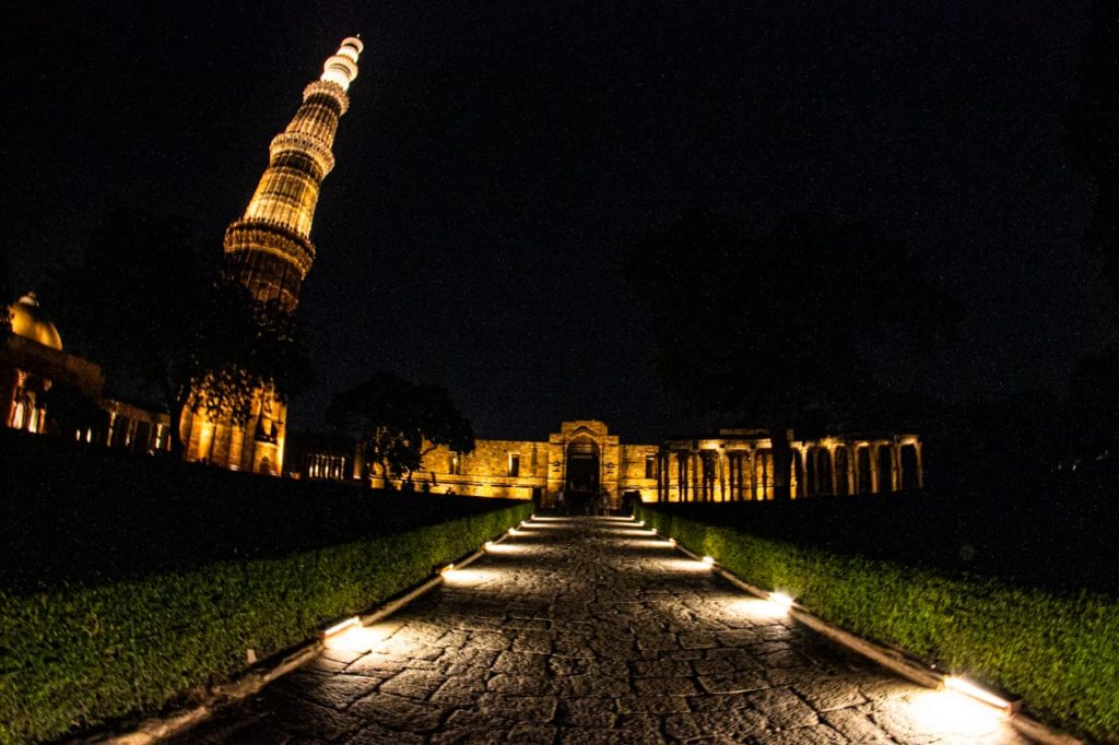 qutab minar at night